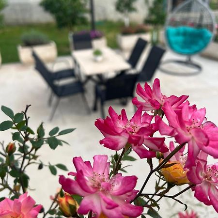 Ferienwohnung Sunny Hill - Parking - Fenced Garden - Luxury Loft Kotor Exterior foto