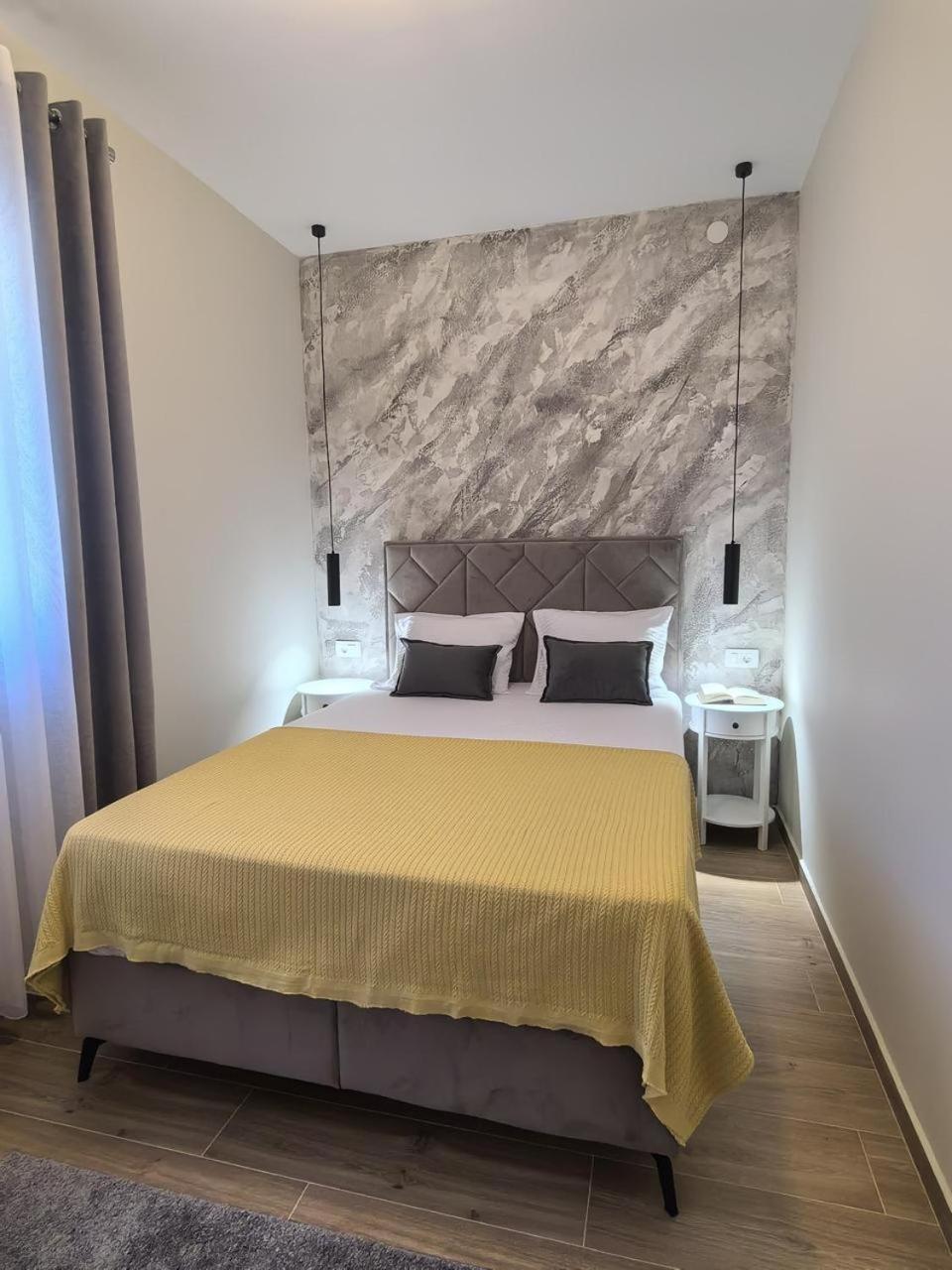Ferienwohnung Sunny Hill - Parking - Fenced Garden - Luxury Loft Kotor Exterior foto