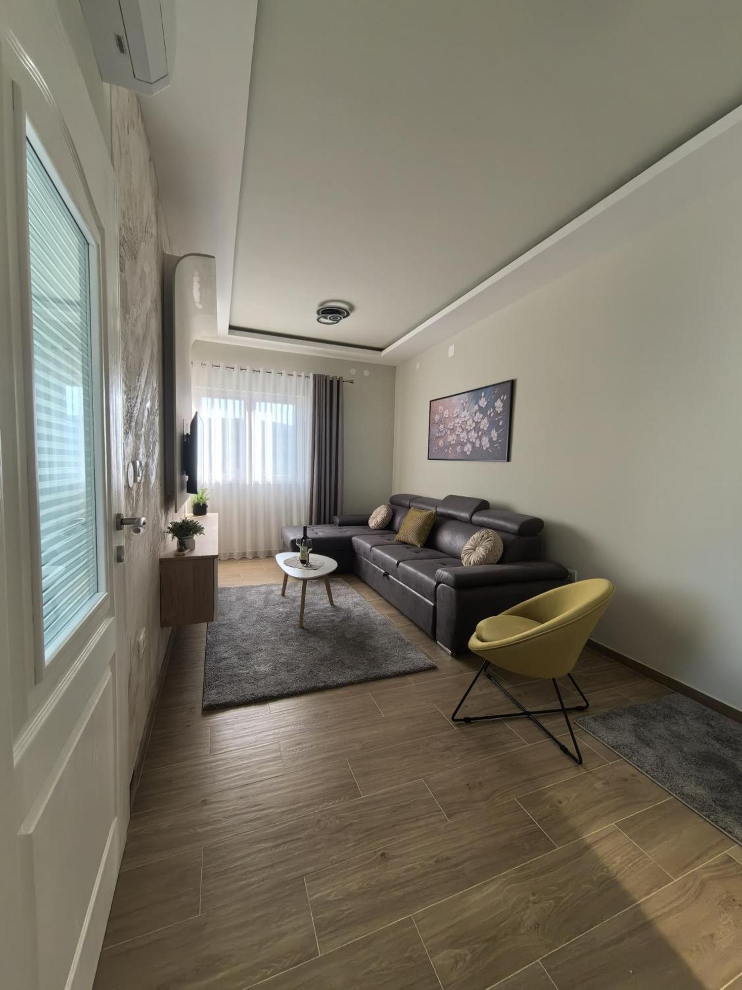 Ferienwohnung Sunny Hill - Parking - Fenced Garden - Luxury Loft Kotor Exterior foto