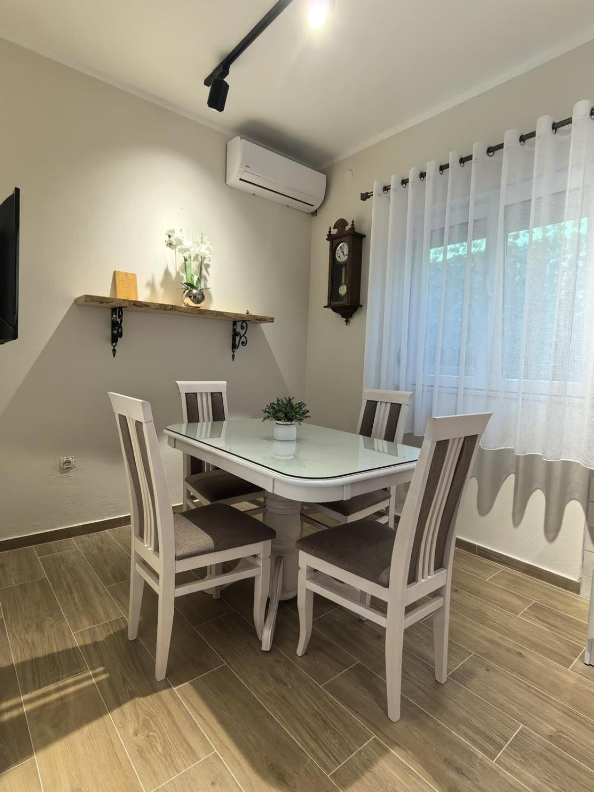 Ferienwohnung Sunny Hill - Parking - Fenced Garden - Luxury Loft Kotor Exterior foto