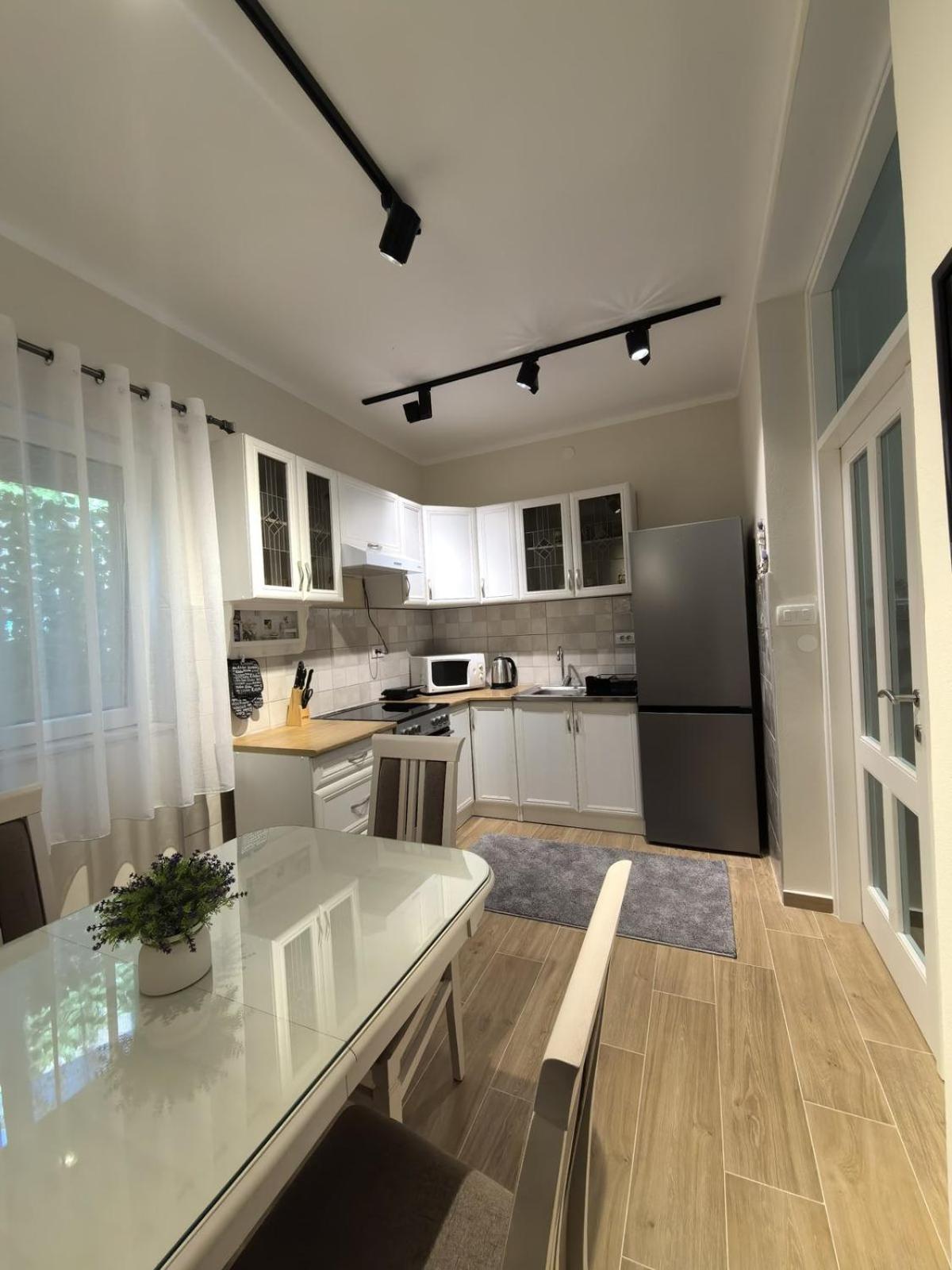 Ferienwohnung Sunny Hill - Parking - Fenced Garden - Luxury Loft Kotor Exterior foto